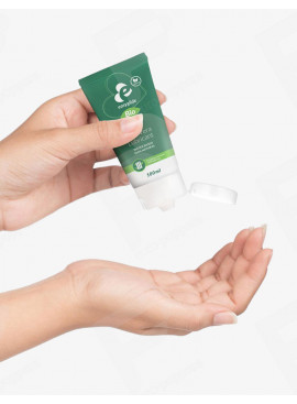 EasyGlide Biologisch Aloë Vera Glijmiddel Water 100 ml met de hand