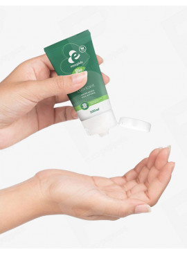 Easyglide Water Glijmiddel Bio 100% Natuurlijk 100 ml met de hand