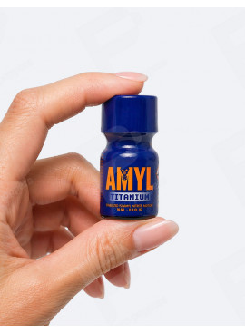 Amyl Titanium 10 ml poppers in de hand
