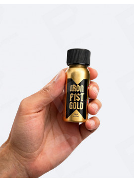 Poppers Iron Fist Gold 24 ml in de hand