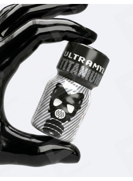 Poppers Ultramyl Titanium 10 ml in de hand
