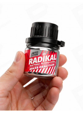Poppers Radikal Mass Reaction 30 ml in de hand
