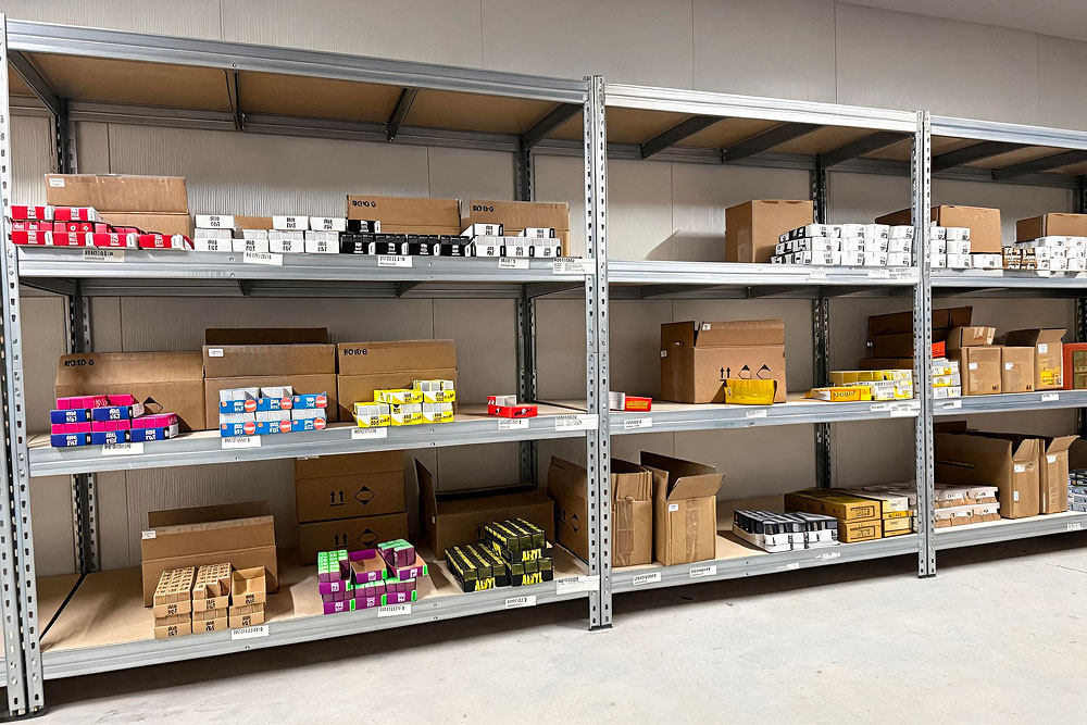 Poppers zorgvuldig en overzichtelijk opgeslagen in het magazijn van Euro Poppers